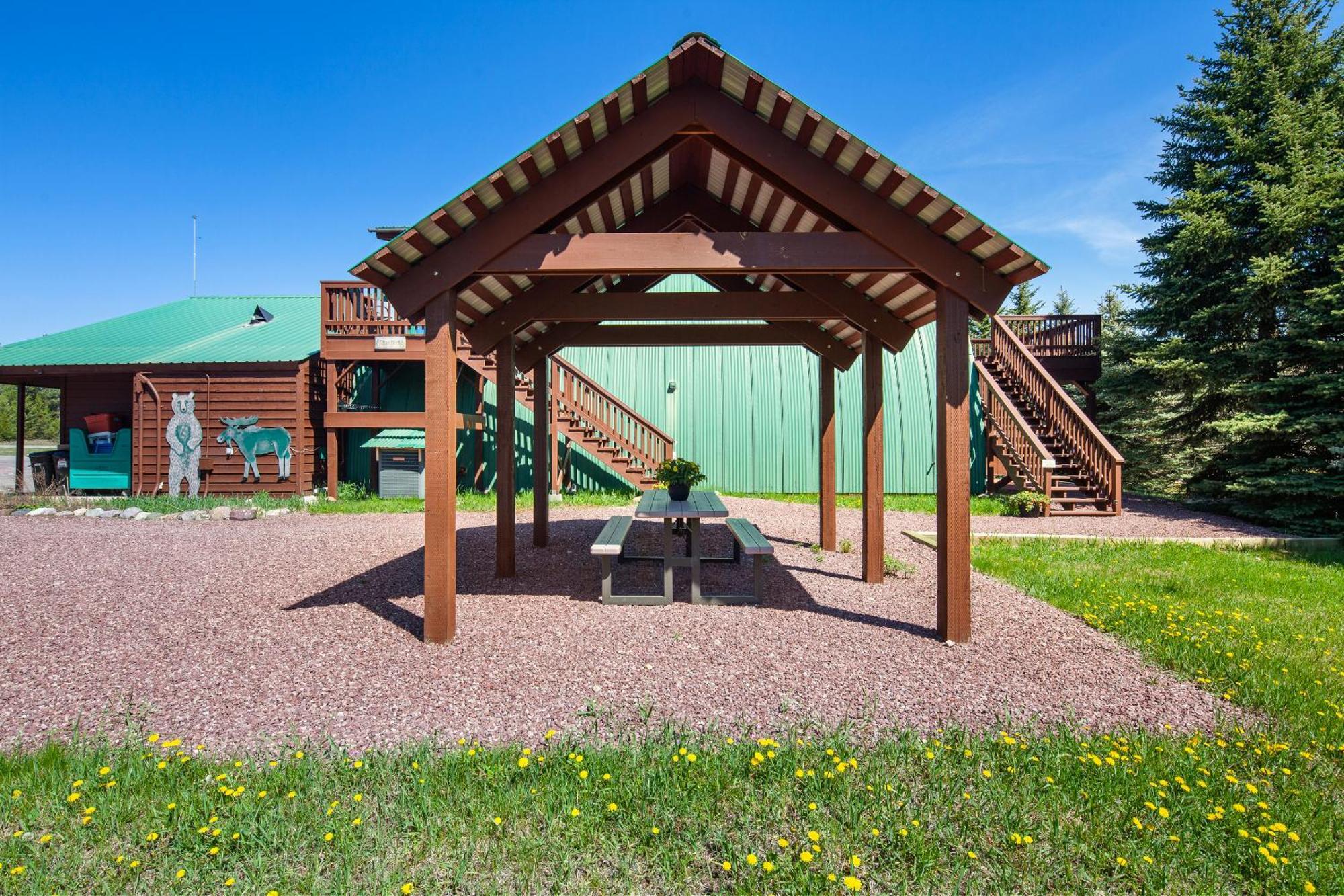 Sky Eco - Glacier General Store And Cabins Coram Exterior foto