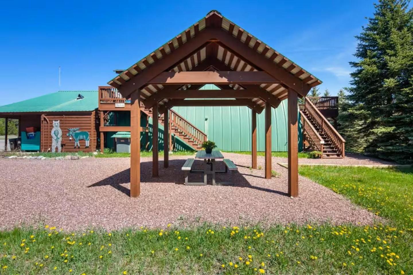 Sky Eco - Glacier General Store And Cabins Coram Exterior foto